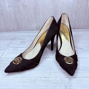 Michael Kors Caroline Pump Logo Pointed Toe Classic Heels sz 9 shoes velvet feel
